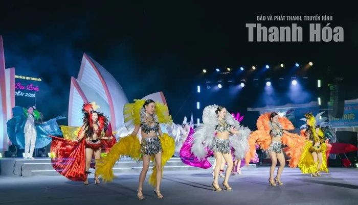 Vũ đoàn Cherry bùng nổ năng lượng trong vũ điệu Carnaval rực rỡ sắc màu nhiệt đới.