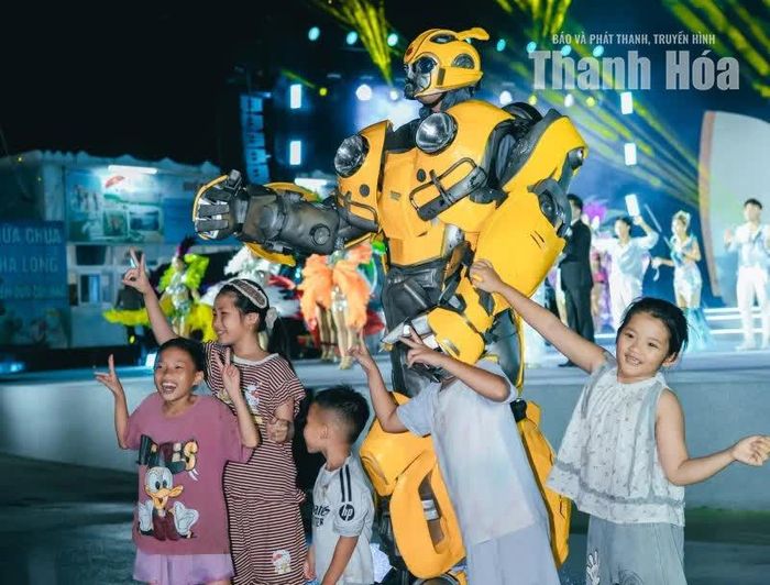 Nhân vật Robot Bumblebee khổng lồ xuất hiện náo nhiệt, thu hút sự tương tác thích thú của các bạn nhỏ.