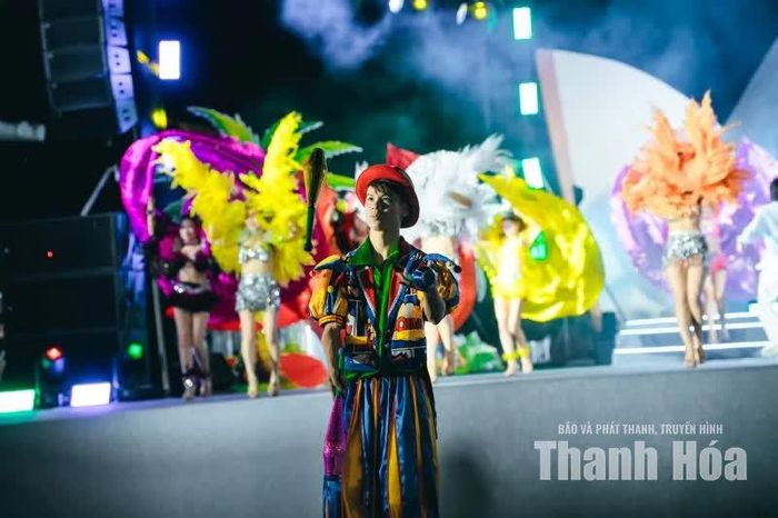 Nghệ sĩ xiếc mang đến màn tung hứng tạp kỹ điêu luyện, tạo tiếng cười rộn rã cho đêm nhạc.
