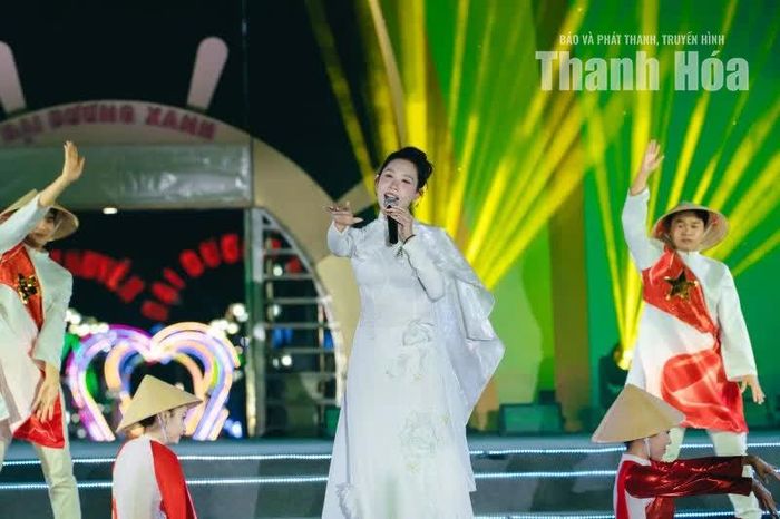 Ca sĩ Hồng Hải cùng vũ đoàn Cherry thể hiện bản mashup “Hello Việt Nam - Một vòng Việt Nam” đầy tự hào.