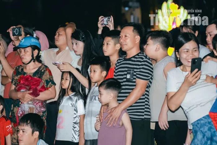 Người dân địa phương và du khách hào hứng theo dõi các tiết mục nghệ thuật...