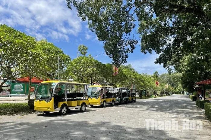 Đội ngũ lái xe điện và hướng dẫn viên tại Di tích quốc gia đặc biệt Lam Kinh luôn sẵn sàng phục vụ du khách.