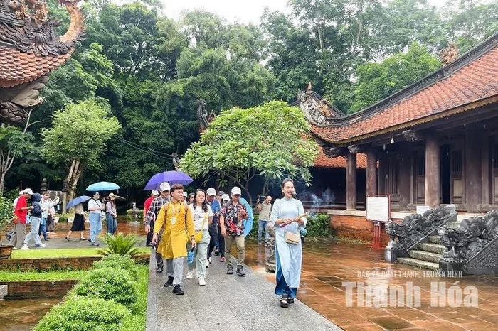 Hướng dẫn viên Hoàng Thị Hiền đồng hành cùng du khách khi đến tham quan, dâng hương tại Di tích Quốc gia đặc biệt Lam Kinh.