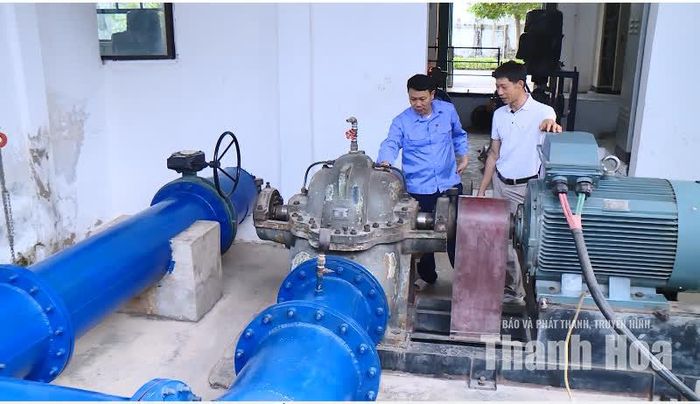 Anh Lê Nhật Công (bên phải) kiểm tra thiết bị máy bơm nước.