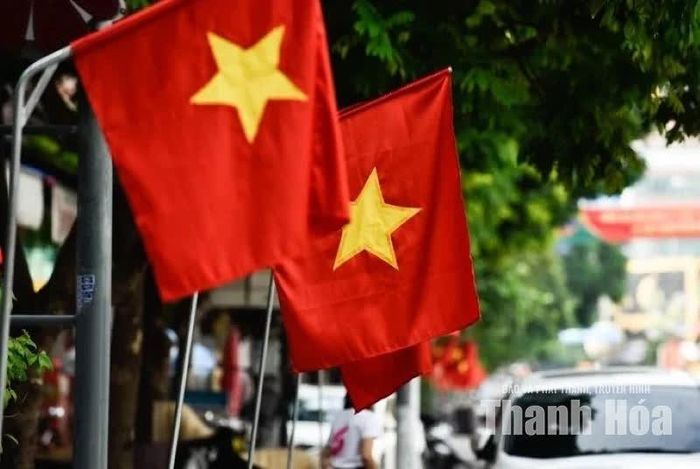 Đường phố rợp cờ đỏ sao vàng trong ngày Tết Độc lập. Ảnh: Hoàng Đông