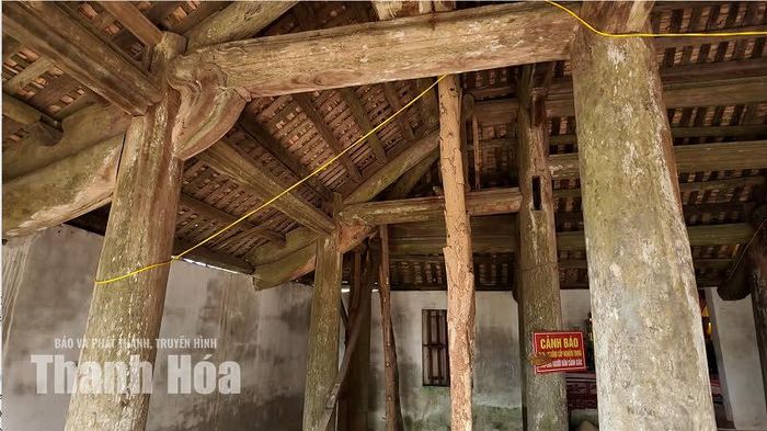 Trước nguy cơ đổ sập, chính quyền xã Triệu Sơn đã lắp biển cảnh báo, hạn chế người dân tập trung trong đình.