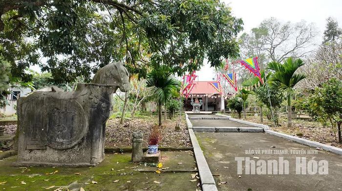 Đình làng Sơn Hà, xã Triệu Sơn đã bị xuống cấp theo thời gian.