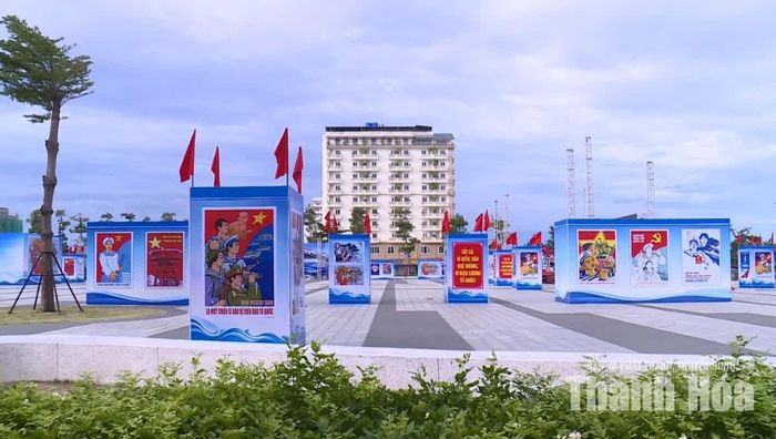 Triển lãm tranh cổ động và ảnh tư liệu với chủ đề “Biên cương vững bền - Biển đảo thiêng liêng” tại Quảng trường biển Sầm Sơn.