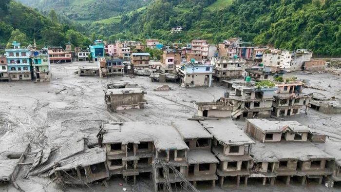 Tính đến ngày 30/8, thảm họa lũ quét và sạt lở nghiêm trọng tại khu vực biên giới Nepal - Tây Tạng (Trung Quốc) đã khiến gần 700 người thiệt mạng và hơn 3000 người mất tích. Ảnh: France 24.