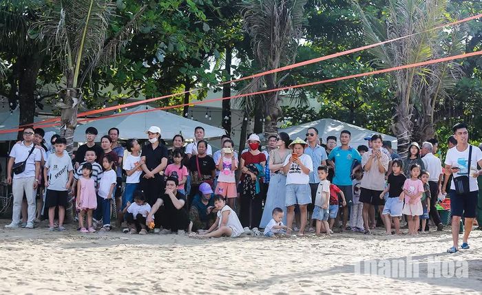 Đông đảo du khách thích thú theo dõi màn trình diễn.