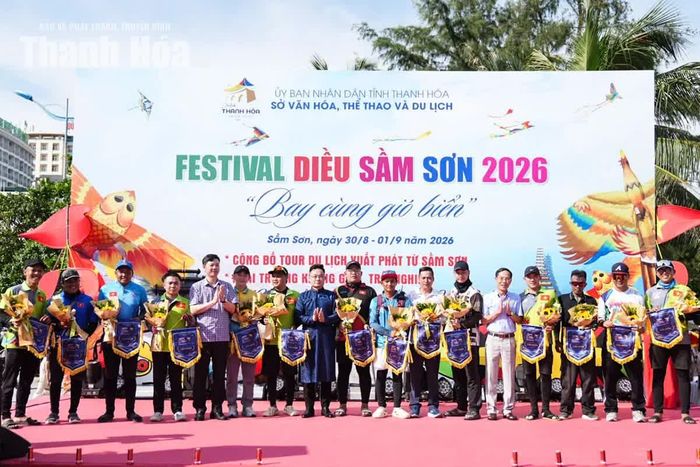 Phó Chủ tịch UBND tỉnh Đầu Thanh Tùng và lãnh đạo Sở VH,TT&DL tặng cờ lưu niệm cho đại diện các CLB tham dự festival.