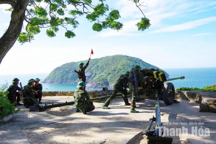 Cán bộ, chiến sĩ Tiểu đoàn hỗn hợp Đảo Mê luyện tập phương án sẵn sàng chiến đấu.
