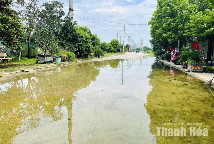 Tại tuyến đường Bắc Sơn 1 trưa 30/8/2026 nước ngập kín mặt đường.