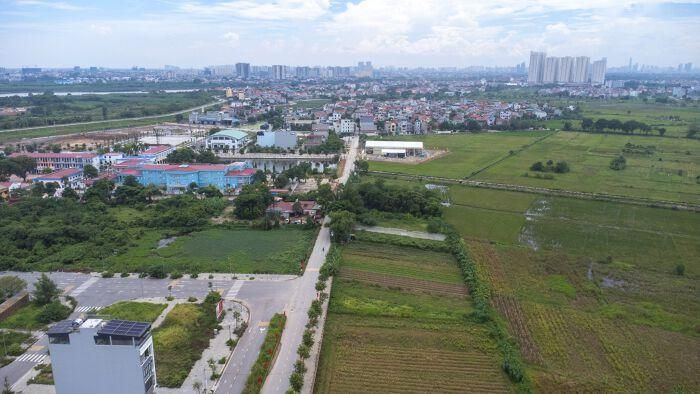 Tiến độ dự án chia làm hai giai đoạn. Trong giai đoạn 1, từ quý I/2026 - quý III/2026 hoàn thành các thủ tục đầu tư, giải phóng mặt bằng, giao đất, cấp phép xây dựng, khởi công... Quý IV/2026 - quý III/2028 xây dựng 2 khu chung cư nhà ở xã hội (cung cấp khoảng 725 căn hộ), xây dựng hoàn thiện mặt ngoài 54 căn nhà ở thương mại thấp tầng, đầu tư đồng bộ hạ tầng kỹ thuật toàn dự án. Từ quý IV/2028 bàn giao và đưa vào sử dụng.