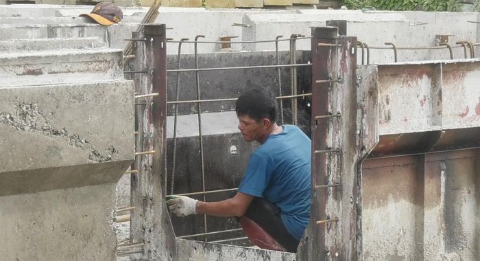 Công nhân tranh thủ thời tiết thuận lợi để đẩy nhanh tiến độ các hạng mục của dự án. Ảnh: Nguyễn Thuấn