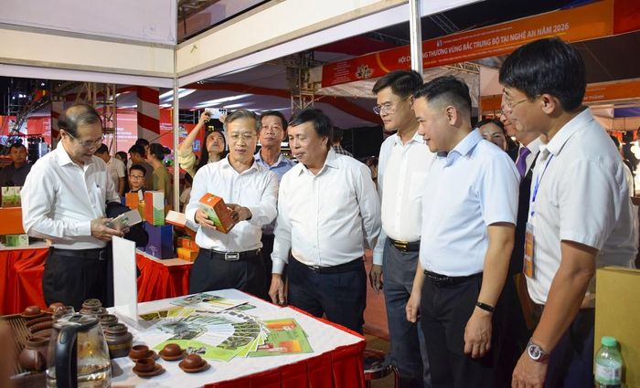 Nhiều doanh nghiệp, hợp tác xã mang sản phẩm tiêu biểu đến quảng bá, tìm kiếm thị trường mới. Ảnh: PT