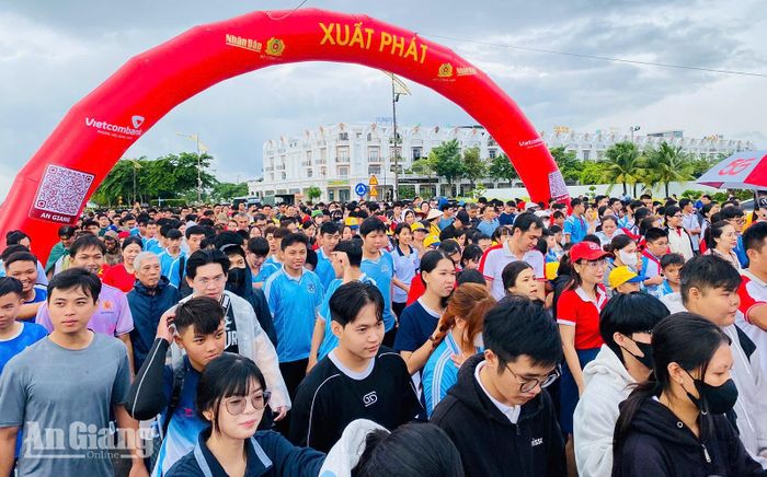 Gần 2.000 người tham gia chương trình đi bộ “Cùng Việt Nam tiến bước” tại điểm cầu tỉnh An Giang.