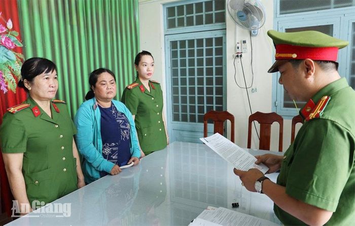 Lực lượng chức năng thi hành lệnh bắt tạm giam bị can Phạm Thị Linh Trang.