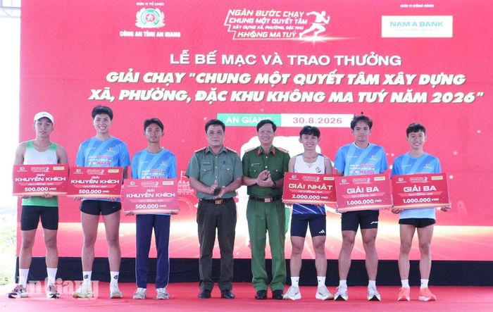 Ban tổ chức trao giải cho các vận động viên.