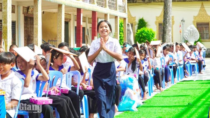 Niềm vui của học sinh khi được gọi tên lên nhận giấy khen, quà thưởng sau khóa học chữ Khmer hè.