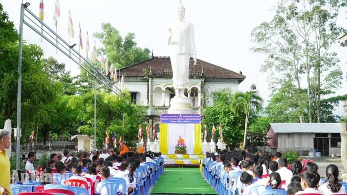 Đông đảo học sinh tham dự lễ bế giảng lớp dạy chữ Khmer hè tại một ngôi chùa Phật giáo Nam tông Khmer trên địa bàn tỉnh An Giang.