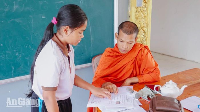 Học sinh chăm chú thực hiện bài kiểm tra đọc chữ Khmer sau gần 3 tháng học tập tại chùa Krăng Chay, phường Chi Lăng.