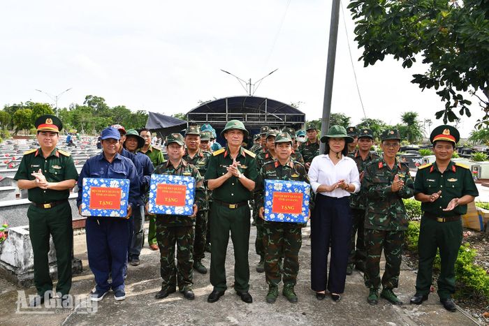 Trao quà cho các lực lượng thực hiện nhiệm vụ lấy mẫu hài cốt liệt sĩ tại Nghĩa trang Liệt sĩ Hòn Đất.