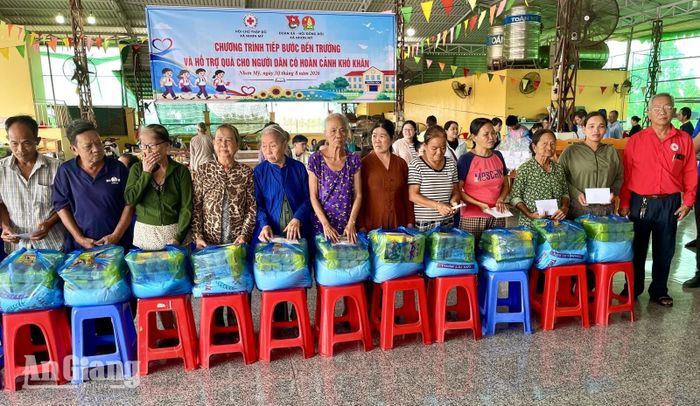 Trao quà cho người dân có hoàn cảnh khó khăn. Ảnh: Bảo Dinh