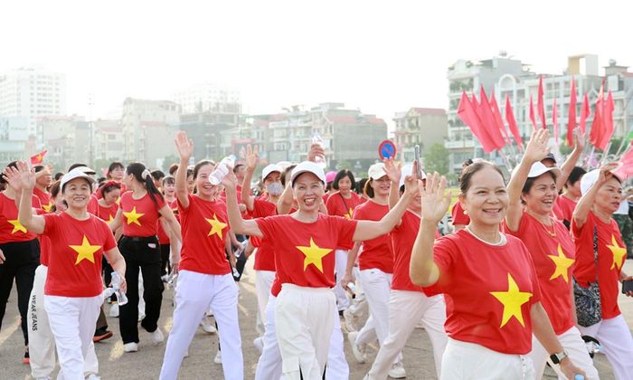  Người dân hào hứng cùng đi bộ. 