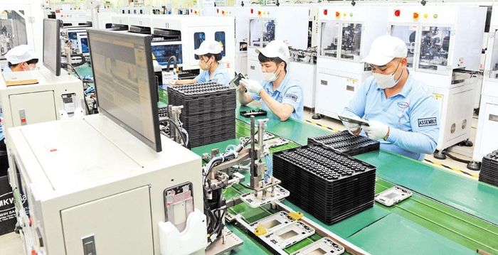  Công nhân làm việc tại Công ty trách nhiệm hữu hạn Samkwang Vina (Khu công nghiệp Quang Châu). 