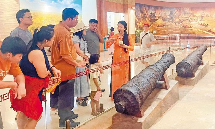  Du khách tham quan khu vực trưng bày vũ khí thời Tây Sơn. 