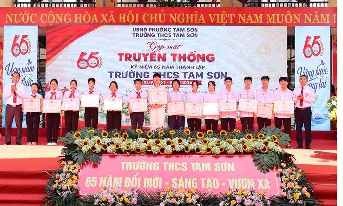 Khen thưởng học sinh đạt thành tích xuất sắc năm học 2025 - 2026.