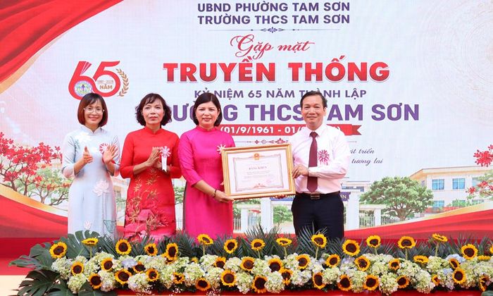 Thừa ủy quyền của Chủ tịch UBND tỉnh, Bí thư Đảng ủy phường Tam Sơn Nguyễn Tiến Vụ trao Bằng khen cho Trường Trung học cơ sở Tam Sơn.