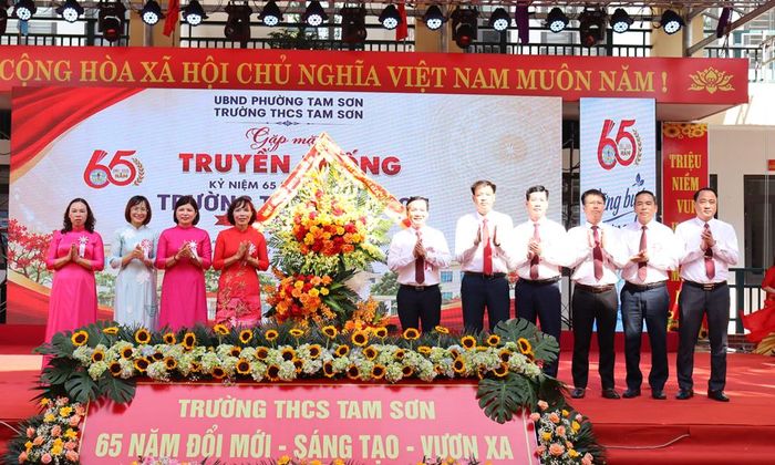 Lãnh đạo phường Tam Sơn tặng hoa chúc mừng Trường Trung học cơ sở Tam Sơn.