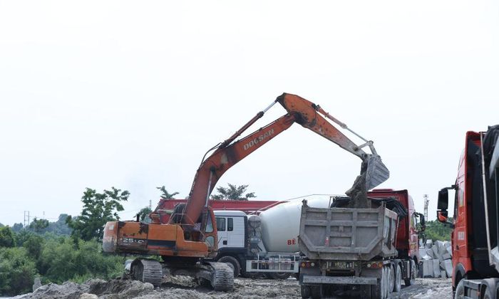 Lực lượng chức năng tiến hành thu gom, vận chuyển chất thải rắn bị đổ trái phép tại khu vực hồ nước thuộc khuôn viên Công ty trách nhiệm hữu hạn Xây dựng Đại An (tổ dân phố Liễn Thượng, phường Nhân Hòa). 