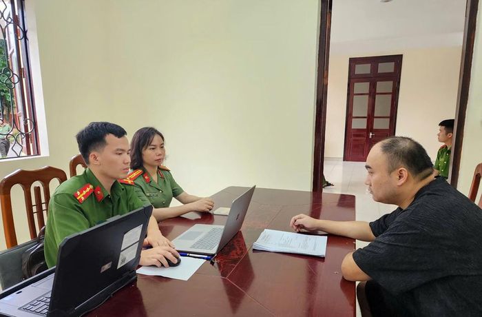  Lực lượng chức năng lấy lời khai của đối tượng Xu Chao. 