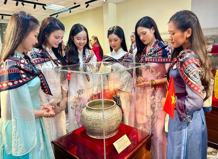  Các thí sinh tham quan, tìm hiểu một số cổ vật tiêu biểu tại Bảo tàng Hoàng gia Nam Hồng. 