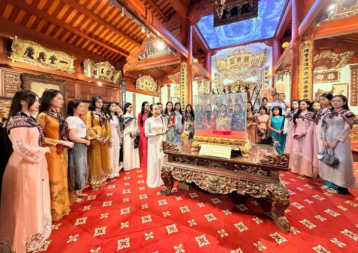  Các thí sinh Hoa hậu Việt Nam 2026 lắng nghe thuyết minh viên chia sẻ thông tin về Bảo vật quốc gia Ấn vàng "Hoàng đế chi bảo" tại Bảo tàng Hoàng gia Nam Hồng. 