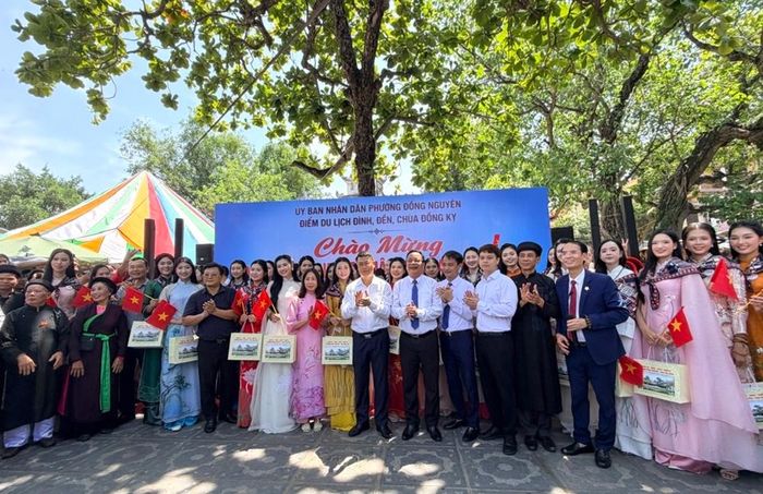  Lãnh đạo Sở Văn hóa, Thể thao và Du lịch Bắc Ninh và phường Đồng Nguyên tặng quà Ban tổ chức và thí sinh Hoa hậu Việt Nam 2026. 