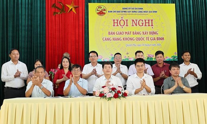 Xã Gia Bình và các đơn vị liên quan ký kết bàn giao mặt bằng cho nhà đầu tư.