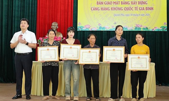 Xã Gia Bình khen thưởng các gia đình gương mẫu trong công tác giải phóng mặt bằng.