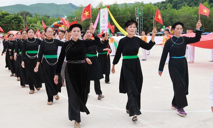 Người dân tham gia diễu hành trong trang phục dân tộc truyền thống.