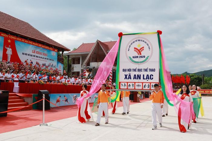 Biểu tượng Đại hội Thể dục thể thao xã An Lạc được long trọng rước qua lễ đài.