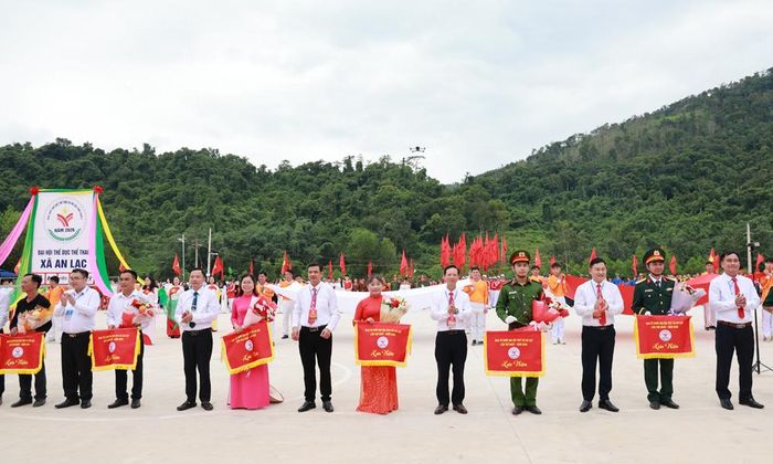 Đại biểu tặng cờ lưu niệm cho các đơn vị tham gia.