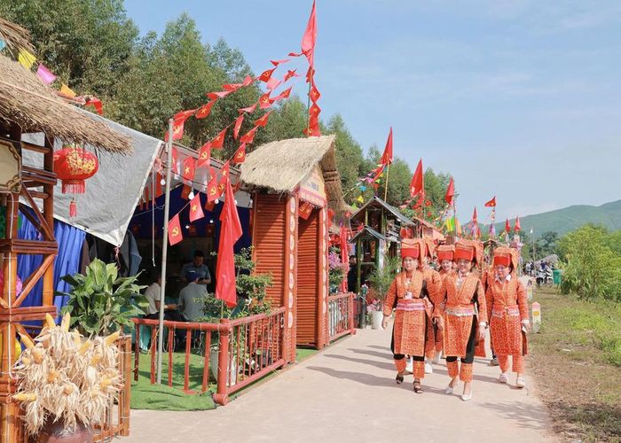 Các gian trại rực rỡ sắc màu thu hút người dân.