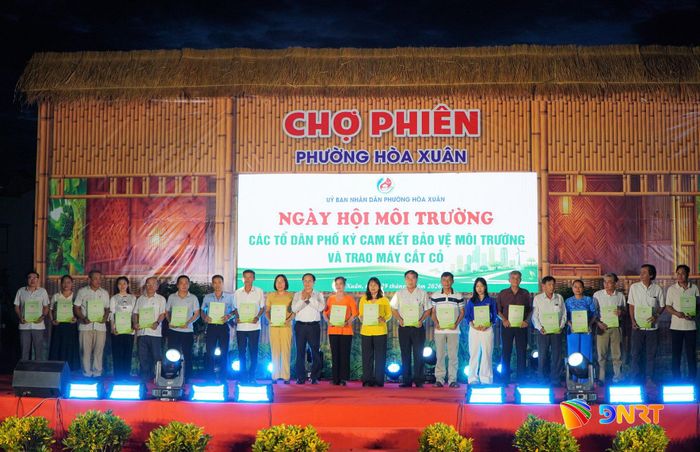Đại diện các tổ dân phố trên địa bàn phường Hòa Xuân nhận bản cam kết bảo vệ môi trường. Ảnh: TÂM ĐAN