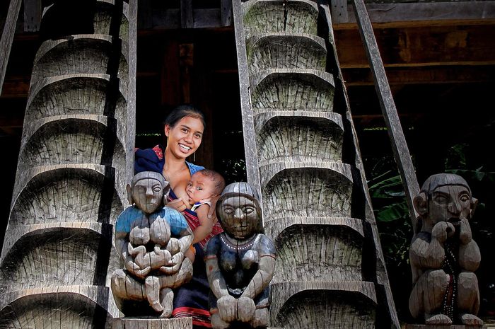 Tình mẹ - vòng tay đầu tiên đón con vào đời. Ảnh: LÊ TRỌNG KHANG