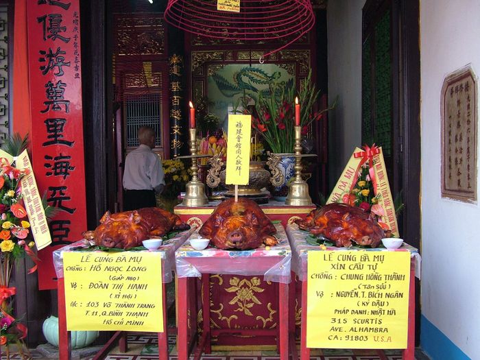 Gian thờ Bà Mụ (Hội quán Phúc Kiến) là nơi gửi gắm ước mong về một đứa con. Ảnh: TỐNG QUỐC HƯNG