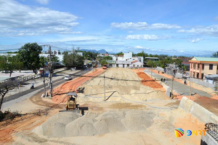 Tập trung thi công đắp nền đường dẫn bờ tây, đoạn đã có mặt bằng sạch. Ảnh: CÔNG TÚ - XUÂN SƠN