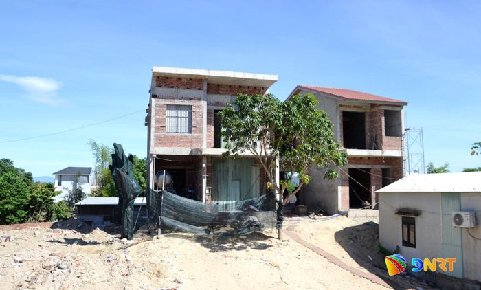 Một số hộ tái định cư đang xây dựng lại nhà. Ảnh: CÔNG TÚ - XUÂN SƠN